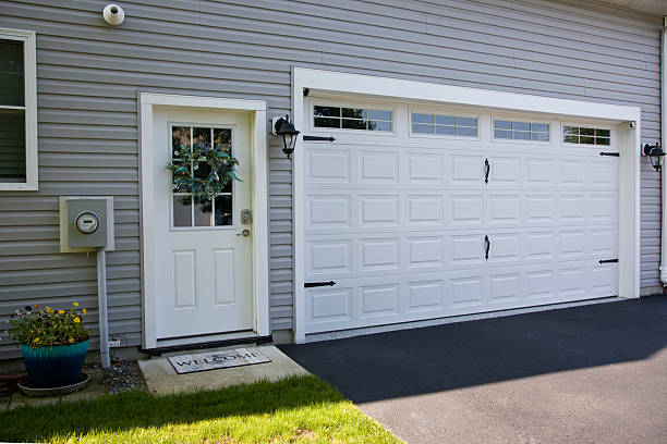 24/7 Emergency Garage Door Panel Replacement experts in Wellton, AZ